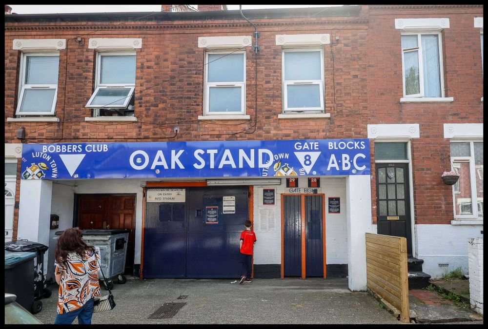 În stadionul nou-promovatei Luton Town se intră ca în bar: cu câte milioane îl vor moderniza pentru Premier League_4