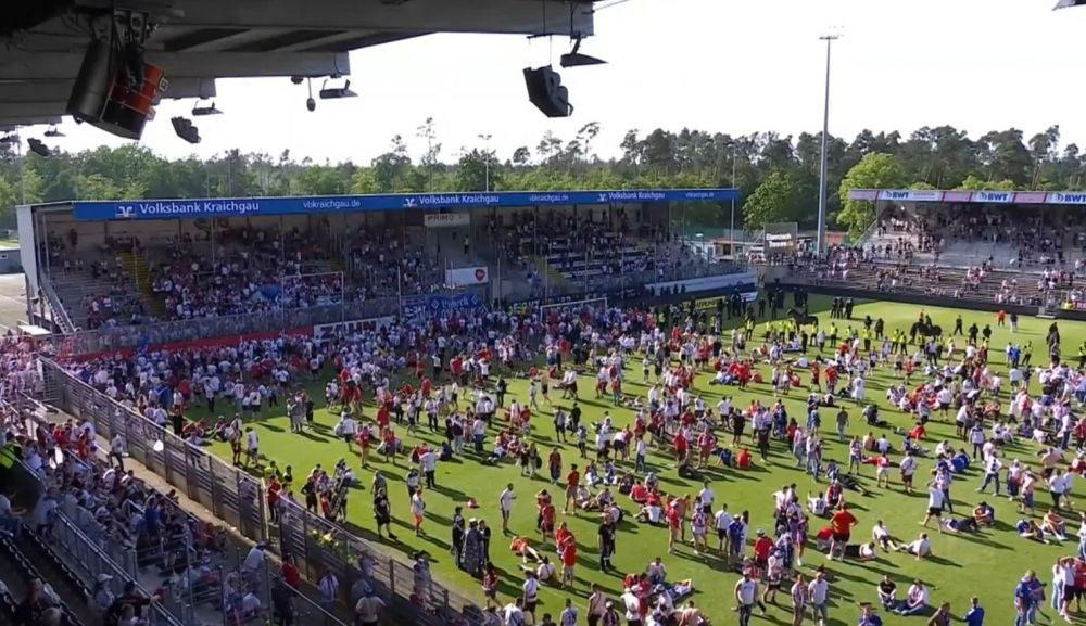 Nebunie în Germania! Fanii lui Hamburg au intrat pe teren crezând că au promovat, dar au avut parte un șoc_2