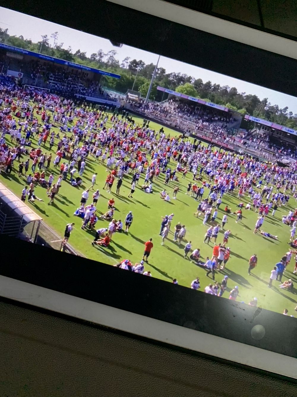 Nebunie în Germania! Fanii lui Hamburg au intrat pe teren crezând că au promovat, dar au avut parte un șoc_4