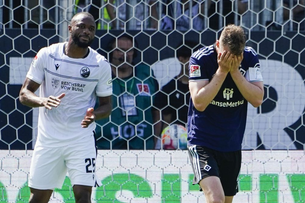 Nebunie în Germania! Fanii lui Hamburg au intrat pe teren crezând că au promovat, dar au avut parte un șoc_5