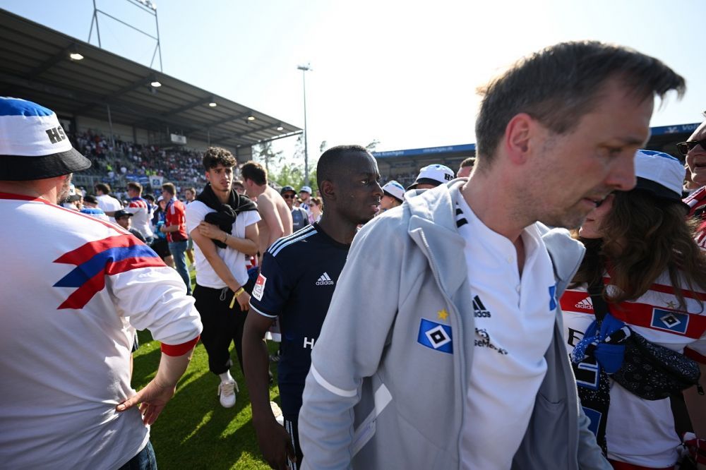 Nebunie în Germania! Fanii lui Hamburg au intrat pe teren crezând că au promovat, dar au avut parte un șoc_7