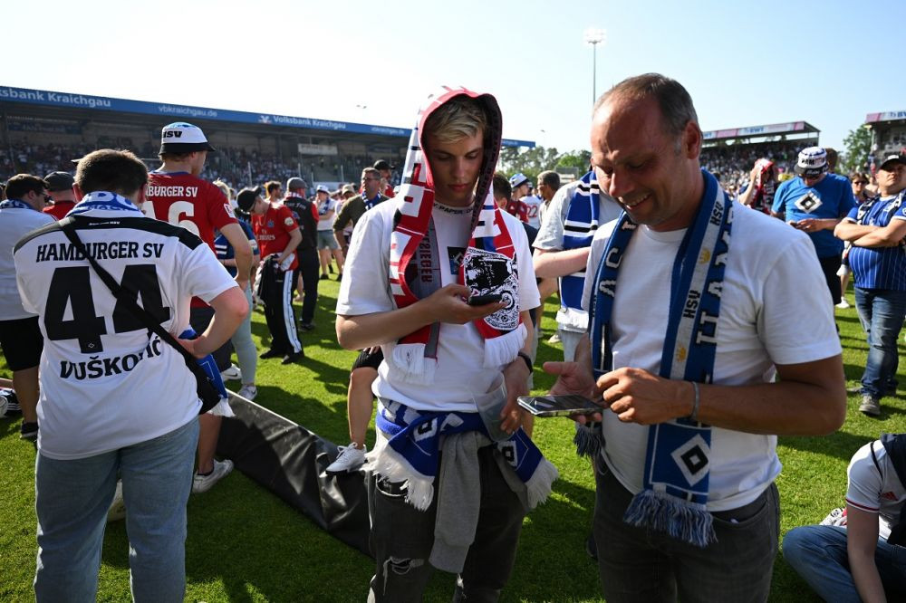 Nebunie în Germania! Fanii lui Hamburg au intrat pe teren crezând că au promovat, dar au avut parte un șoc_8