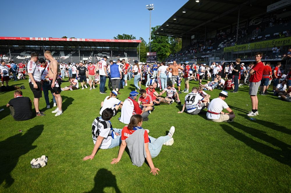 Nebunie în Germania! Fanii lui Hamburg au intrat pe teren crezând că au promovat, dar au avut parte un șoc_9