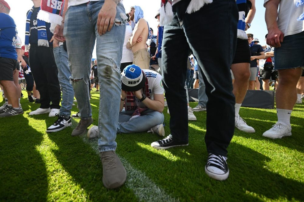 Nebunie în Germania! Fanii lui Hamburg au intrat pe teren crezând că au promovat, dar au avut parte un șoc_10