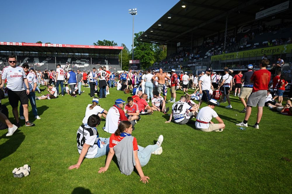 Nebunie în Germania! Fanii lui Hamburg au intrat pe teren crezând că au promovat, dar au avut parte un șoc_11