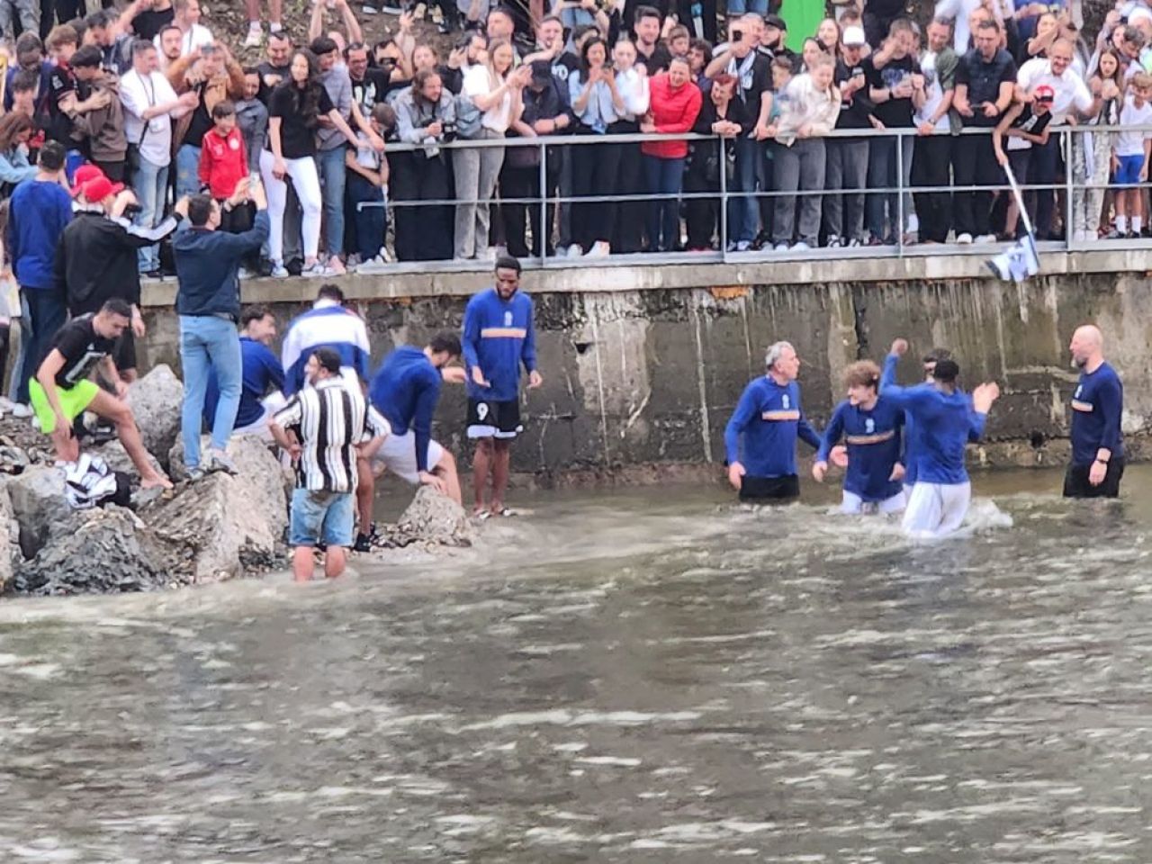 Campionii de la U BT Cluj-Napoca au sărbătorit în Someș! Imagini spectaculoase _1