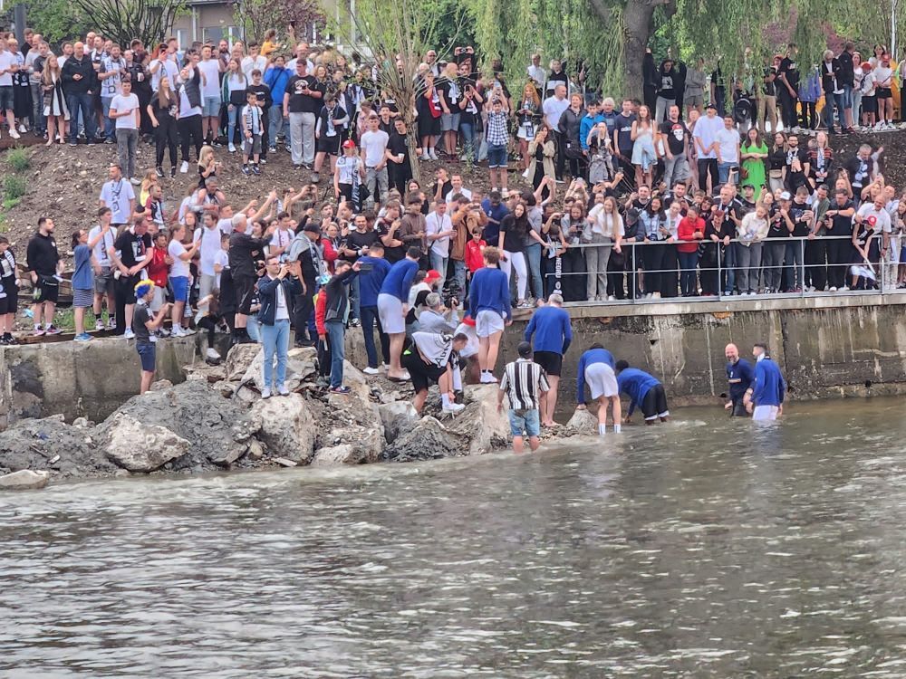 Campionii de la U BT Cluj-Napoca au sărbătorit în Someș! Imagini spectaculoase _2