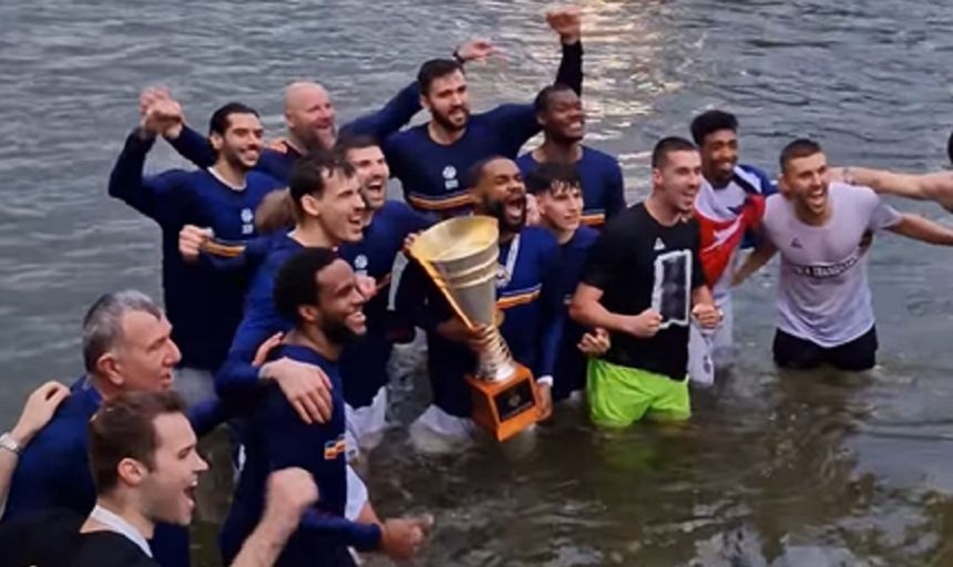 Campionii de la U BT Cluj-Napoca au sărbătorit în Someș! Imagini spectaculoase _3