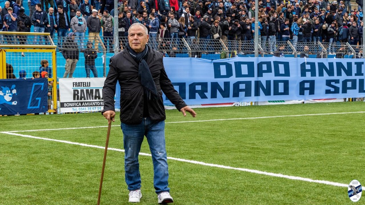Imagini incredibile în Italia: în cârje și în cărucior cu rotile, patronul echipei intră pe gazon pentru a protesta!_1