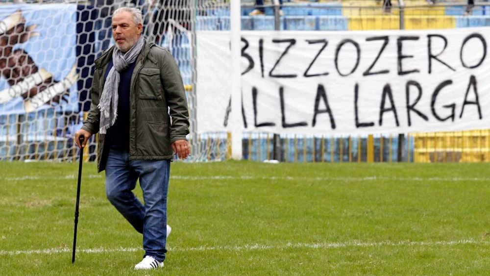 Imagini incredibile în Italia: în cârje și în cărucior cu rotile, patronul echipei intră pe gazon pentru a protesta!_2