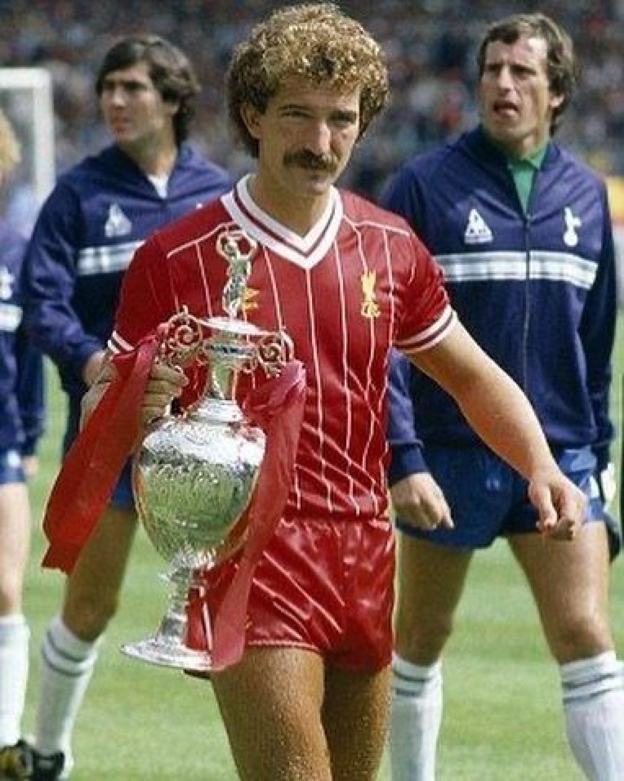Unul dintre cei mai brutali mijlocași din istoria lui Liverpool traversează înot Canalul Mânecii pentru o cauză nobilă!_1