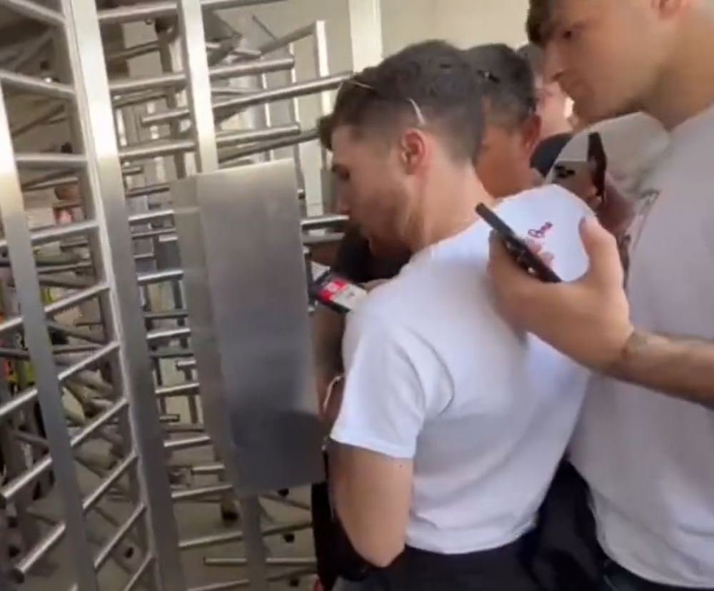 Două la preț de unul! Imagini incredibile cu fanii Romei intrând câte doi pe un singur bilet la stadion _1