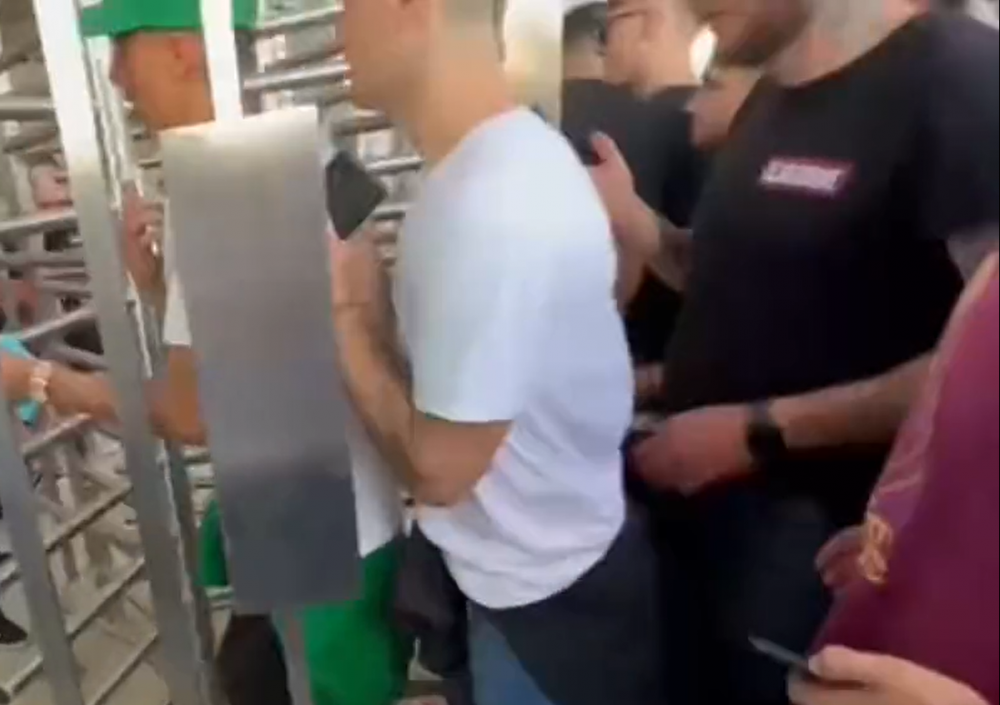 Două la preț de unul! Imagini incredibile cu fanii Romei intrând câte doi pe un singur bilet la stadion _2