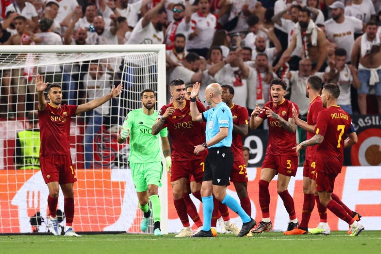 Momente de furie la Budapesta! Fazele controversate cu care Anthony Taylor a scos din minți ambele echipe! Mourinho, 'car de nervi' pe margine _1