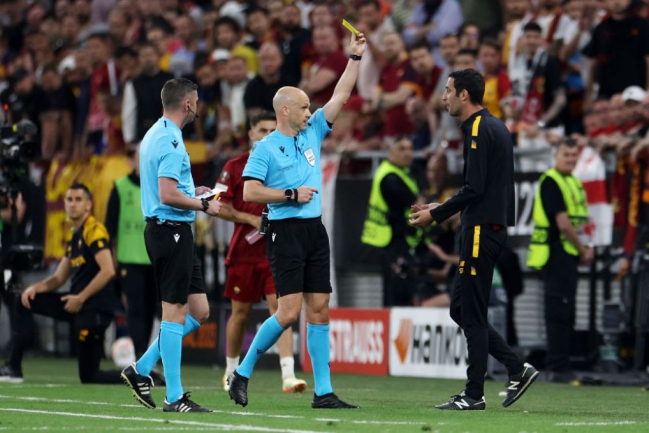Momente de furie la Budapesta! Fazele controversate cu care Anthony Taylor a scos din minți ambele echipe! Mourinho, 'car de nervi' pe margine _5