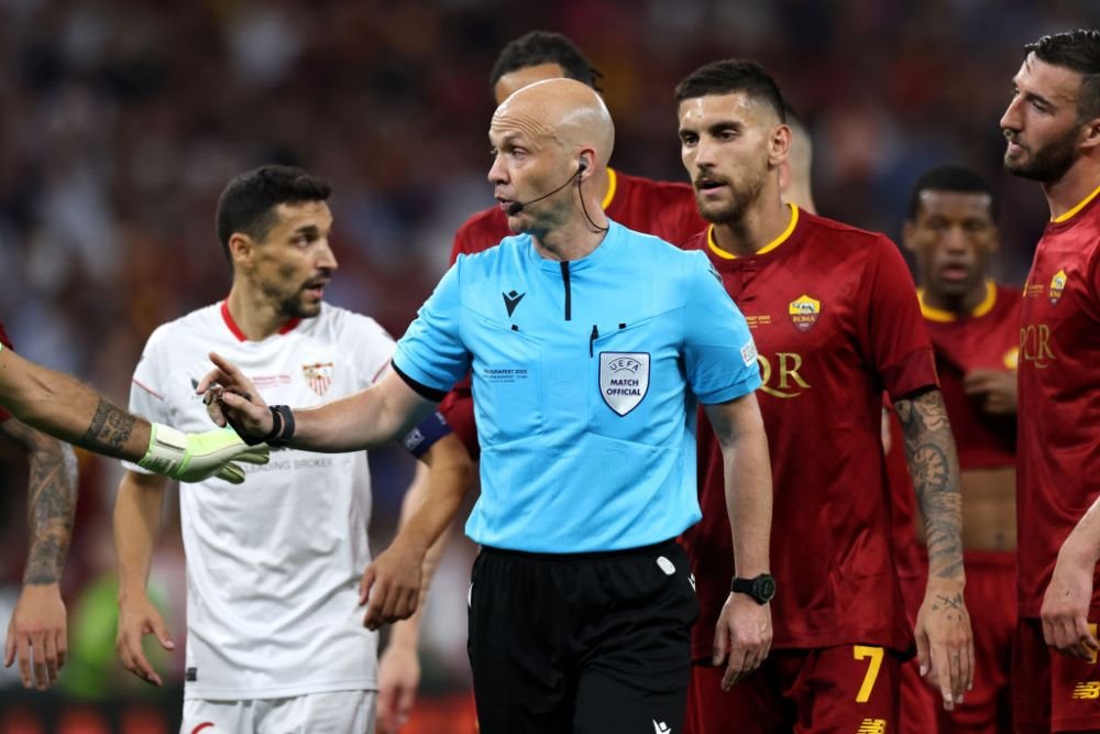 Momente de furie la Budapesta! Fazele controversate cu care Anthony Taylor a scos din minți ambele echipe! Mourinho, 'car de nervi' pe margine _6