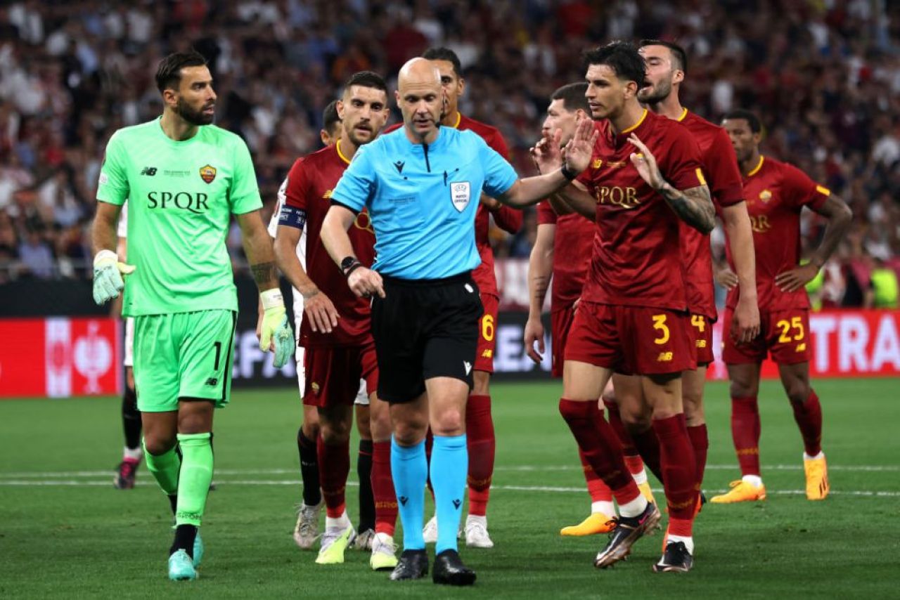 Momente de furie la Budapesta! Fazele controversate cu care Anthony Taylor a scos din minți ambele echipe! Mourinho, 'car de nervi' pe margine _7