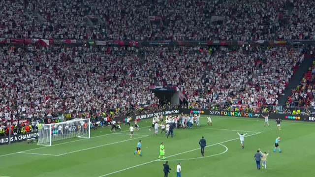 Imaginile bucuriei, după finala Europa League! Sevilla a câștigat grație maestrului Bono, iar fanii au intrat pe teren_2