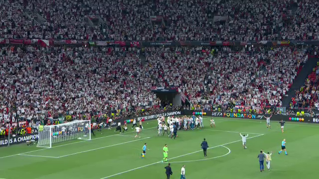 Imaginile bucuriei, după finala Europa League! Sevilla a câștigat grație maestrului Bono, iar fanii au intrat pe teren_3