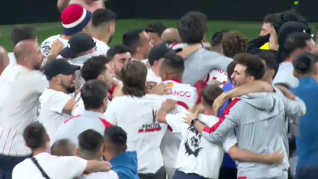 Imaginile bucuriei, după finala Europa League! Sevilla a câștigat grație maestrului Bono, iar fanii au intrat pe teren_9