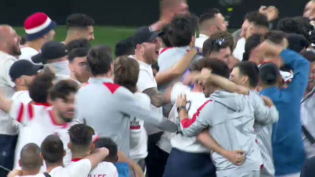 Imaginile bucuriei, după finala Europa League! Sevilla a câștigat grație maestrului Bono, iar fanii au intrat pe teren_11