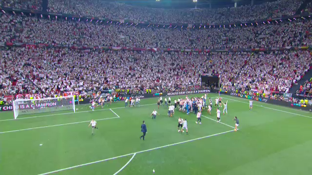Imaginile bucuriei, după finala Europa League! Sevilla a câștigat grație maestrului Bono, iar fanii au intrat pe teren_19