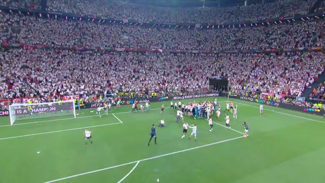 Imaginile bucuriei, după finala Europa League! Sevilla a câștigat grație maestrului Bono, iar fanii au intrat pe teren_21