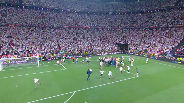 Imaginile bucuriei, după finala Europa League! Sevilla a câștigat grație maestrului Bono, iar fanii au intrat pe teren_23
