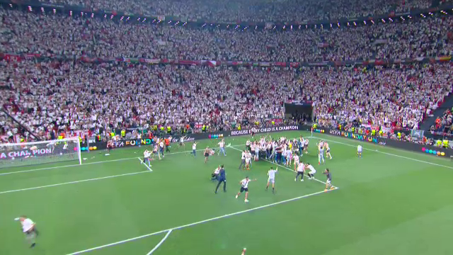 Imaginile bucuriei, după finala Europa League! Sevilla a câștigat grație maestrului Bono, iar fanii au intrat pe teren_25