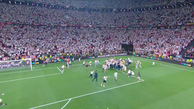 Imaginile bucuriei, după finala Europa League! Sevilla a câștigat grație maestrului Bono, iar fanii au intrat pe teren_26