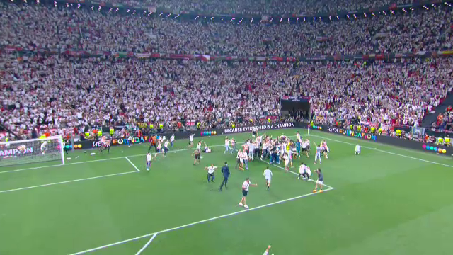 Imaginile bucuriei, după finala Europa League! Sevilla a câștigat grație maestrului Bono, iar fanii au intrat pe teren_27
