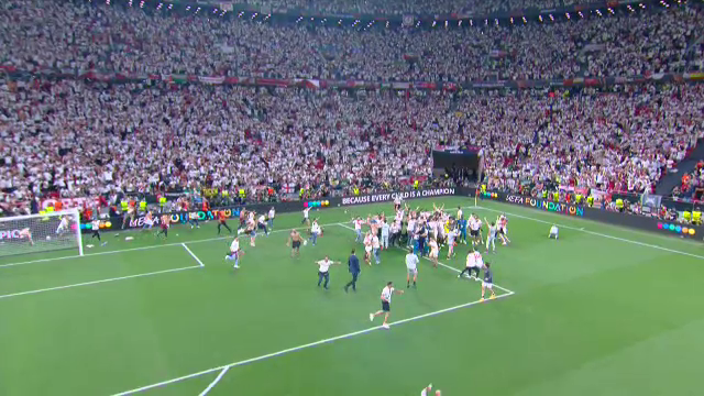 Imaginile bucuriei, după finala Europa League! Sevilla a câștigat grație maestrului Bono, iar fanii au intrat pe teren_28