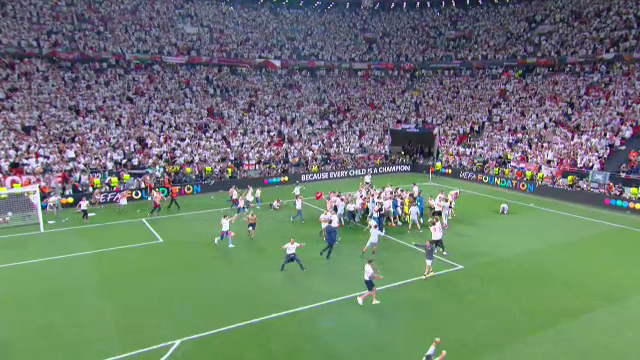 Imaginile bucuriei, după finala Europa League! Sevilla a câștigat grație maestrului Bono, iar fanii au intrat pe teren_30