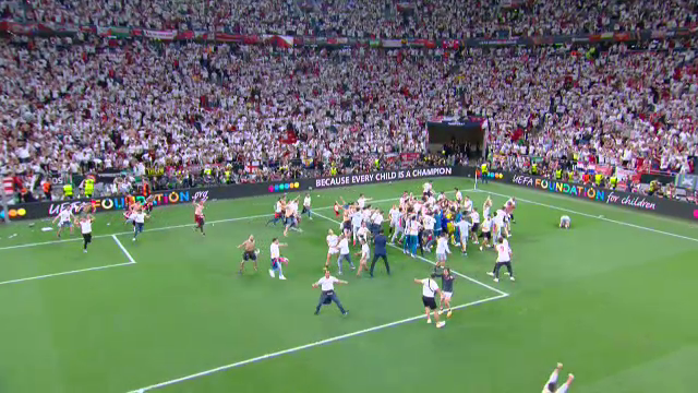 Imaginile bucuriei, după finala Europa League! Sevilla a câștigat grație maestrului Bono, iar fanii au intrat pe teren_33