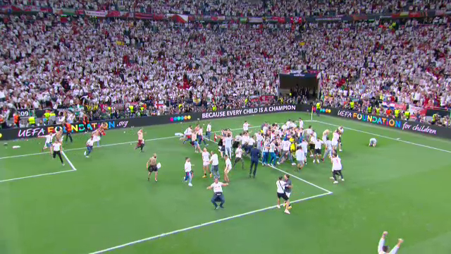 Imaginile bucuriei, după finala Europa League! Sevilla a câștigat grație maestrului Bono, iar fanii au intrat pe teren_34