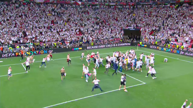 Imaginile bucuriei, după finala Europa League! Sevilla a câștigat grație maestrului Bono, iar fanii au intrat pe teren_35