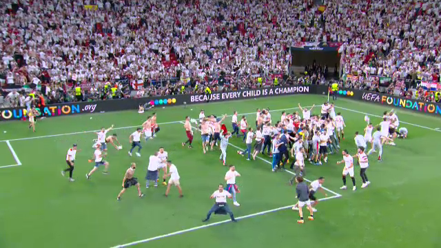 Imaginile bucuriei, după finala Europa League! Sevilla a câștigat grație maestrului Bono, iar fanii au intrat pe teren_38