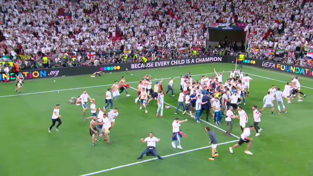Imaginile bucuriei, după finala Europa League! Sevilla a câștigat grație maestrului Bono, iar fanii au intrat pe teren_39