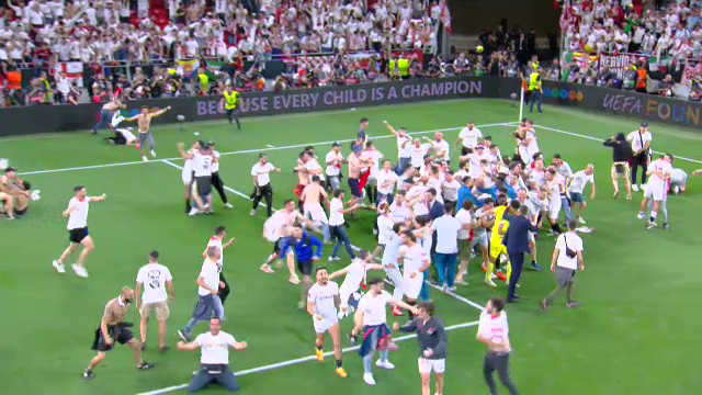 Imaginile bucuriei, după finala Europa League! Sevilla a câștigat grație maestrului Bono, iar fanii au intrat pe teren_41