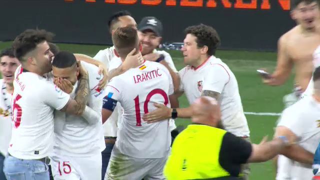 Imaginile bucuriei, după finala Europa League! Sevilla a câștigat grație maestrului Bono, iar fanii au intrat pe teren_53