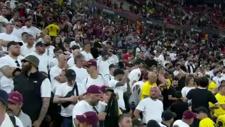 Jose Mourinho și-a scos medalia de argint primită &icirc;n finala Europa League