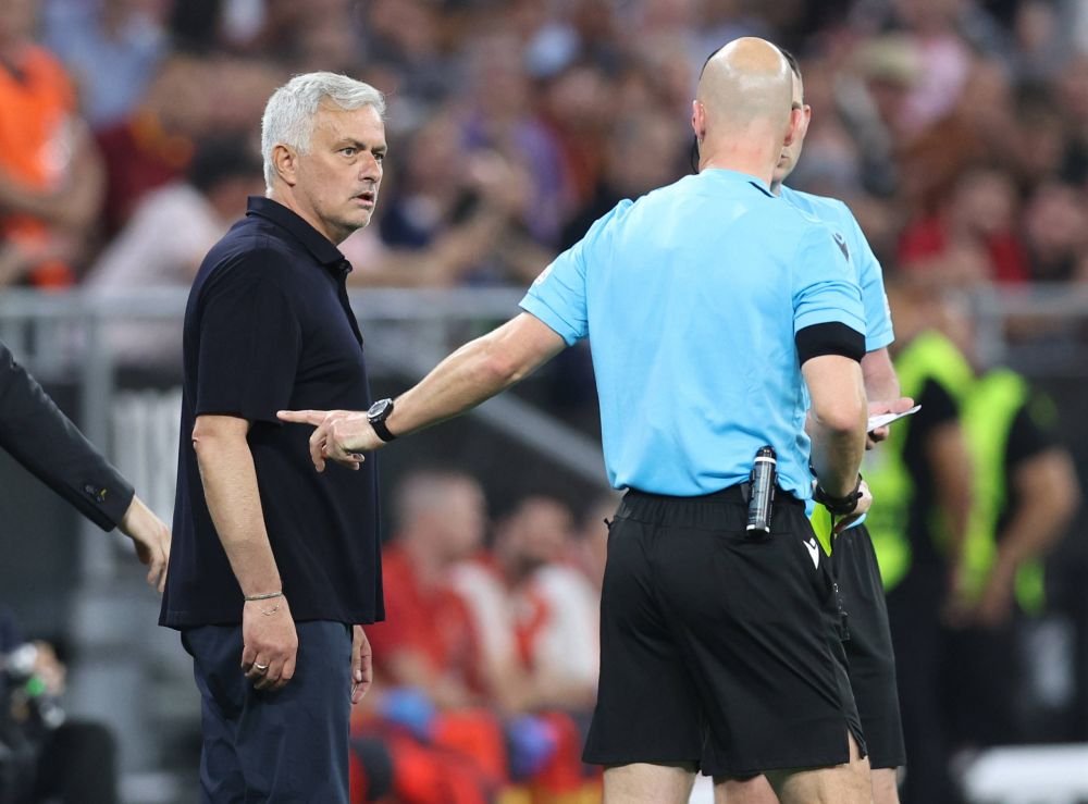 Jose Mourinho a avut propriul război cu arbitrul! Ce i-a spus portughezul lui Anthony Taylor_2