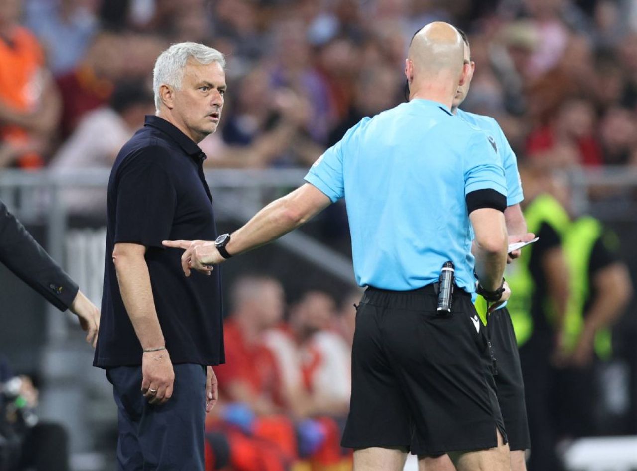 Jose Mourinho a avut propriul război cu arbitrul! Ce i-a spus portughezul lui Anthony Taylor_2