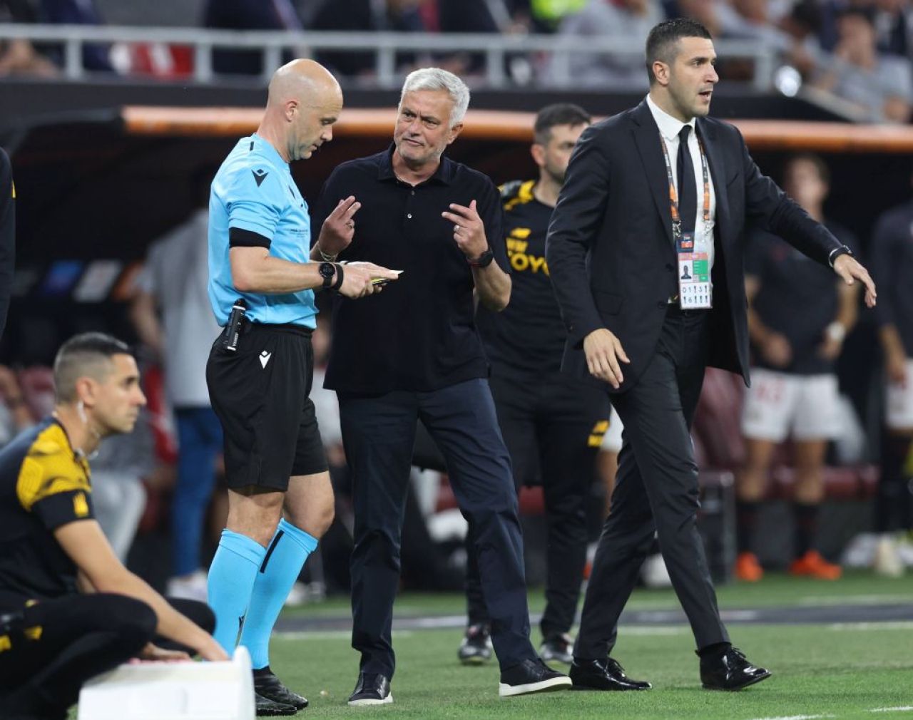 Jose Mourinho a avut propriul război cu arbitrul! Ce i-a spus portughezul lui Anthony Taylor_3