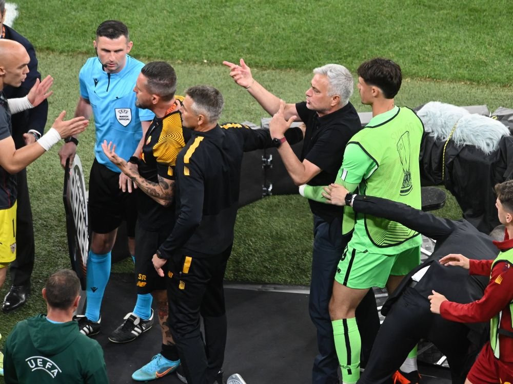 Jose Mourinho a avut propriul război cu arbitrul! Ce i-a spus portughezul lui Anthony Taylor_6