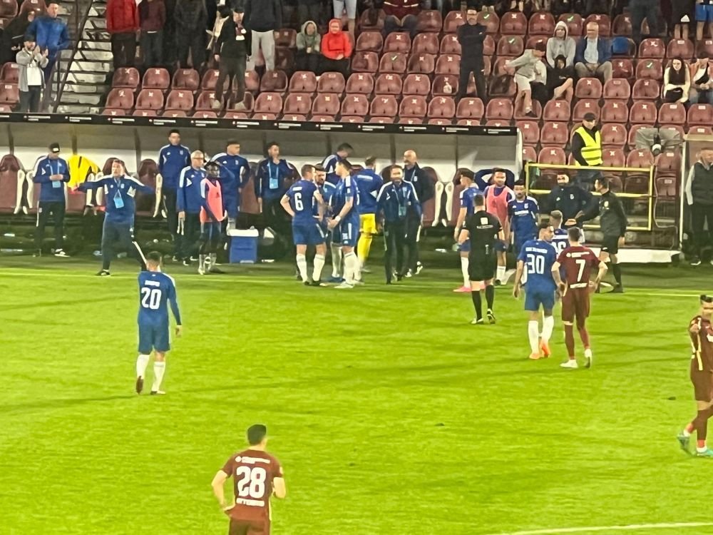 Nebunie în Gruia! După trei cartonașe roșii, Nicolo Napoli a vrut să scoată echipa de pe teren_2