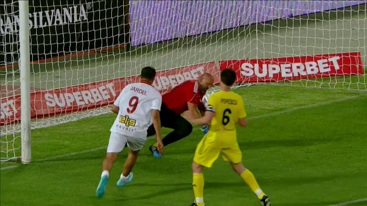 N-ai cum să te superi pe el! Bogdan Stelea, autogol fabulos în România All Stars - Galatasaray Legends_8
