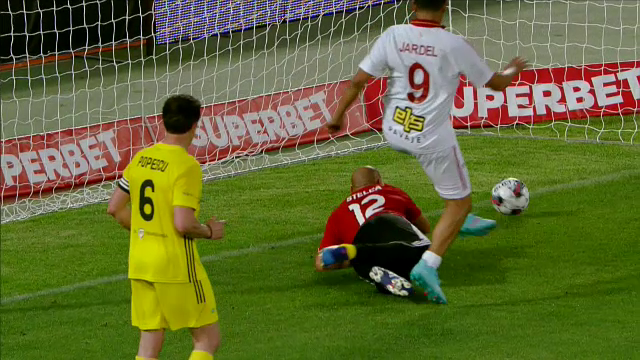 N-ai cum să te superi pe el! Bogdan Stelea, autogol fabulos în România All Stars - Galatasaray Legends_15