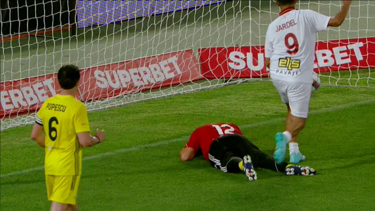 N-ai cum să te superi pe el! Bogdan Stelea, autogol fabulos în România All Stars - Galatasaray Legends_18