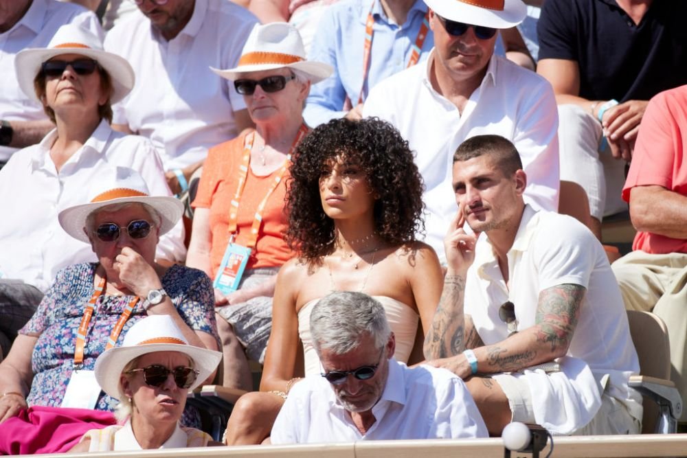Nu s-a uitat nimeni la el! Superstarul lui PSG, eclipsat de soția model la meciul lui Novak Djokovic de la Roland Garros _61